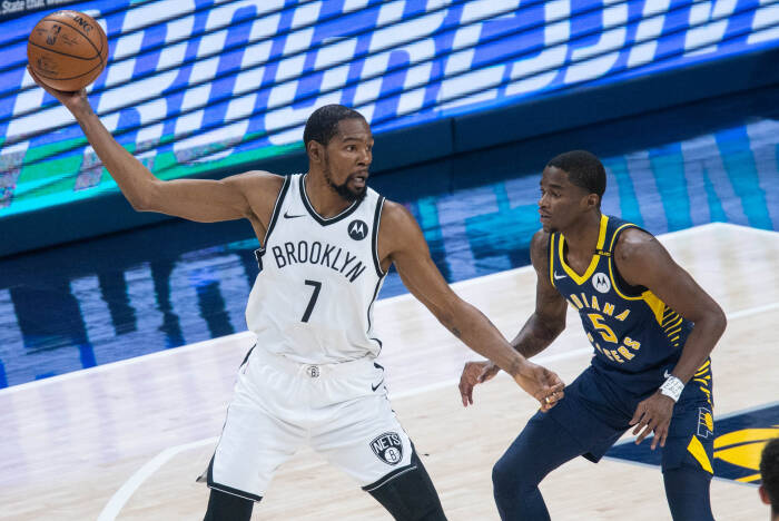 Penyerang Brooklyn Nets Kevin Durant (7) menerima umpan sementara guard Indiana Pacers Edmond Sumner (5) bertahan (REUTERS/Trevor Ruszkowski) Penyerang Brooklyn Nets Kevin Durant (7) menerima umpan sementara guard Indiana Pacers Edmond Sumner (5) bertahan