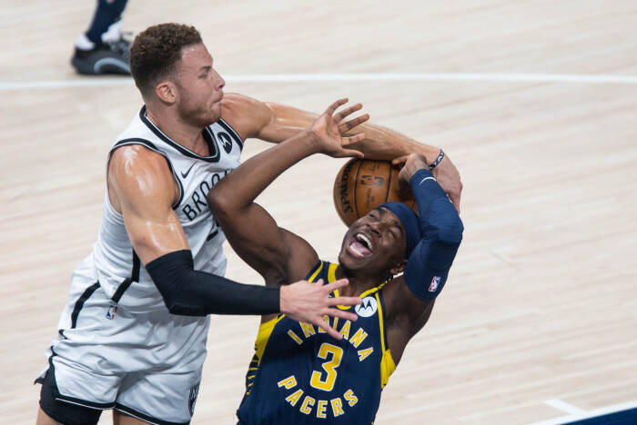 Penyerang Brooklyn Nets Blake Griffin (2) memblok tembakan guard Indiana Pacers Aaron Holiday (3). REUTERS/Trevor Ruszkowski Penyerang Brooklyn Nets Blake Griffin (2) memblok tembakan guard Indiana Pacers Aaron Holiday (3)