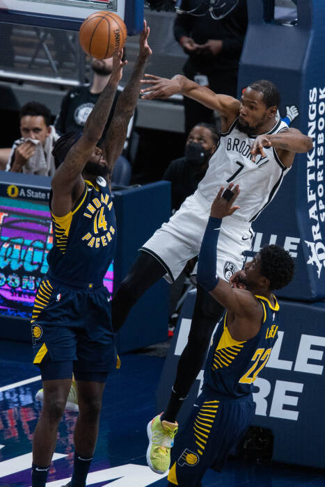 Penyerang Brooklyn Nets Kevin Durant (7) mengoper bola melawan guard Indiana Pacers Caris LeVert (22) dan forward JaKarr Sampson (14). REUTERS/Trevor Ruszkowski Penyerang Brooklyn Nets Kevin Durant (7) mengoper bola melawan guard Indiana Pacers Caris LeVert (22) dan forward JaKarr Sampson (14)