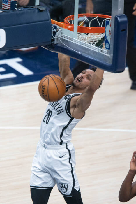 Penjaga Brooklyn Nets, Landry Shamet (20) melakukan dunks (REUTERS/Trevor Ruszkowski) Penjaga Brooklyn Nets, Landry Shamet (20) melakukan dunks