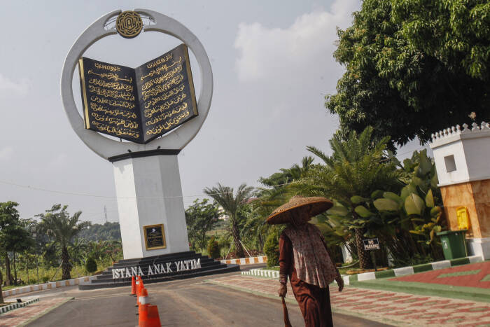 ANTARA FOTO/Yulius Satria Wijaya tugu Al Quran di Masjid Istana Anak Yatim