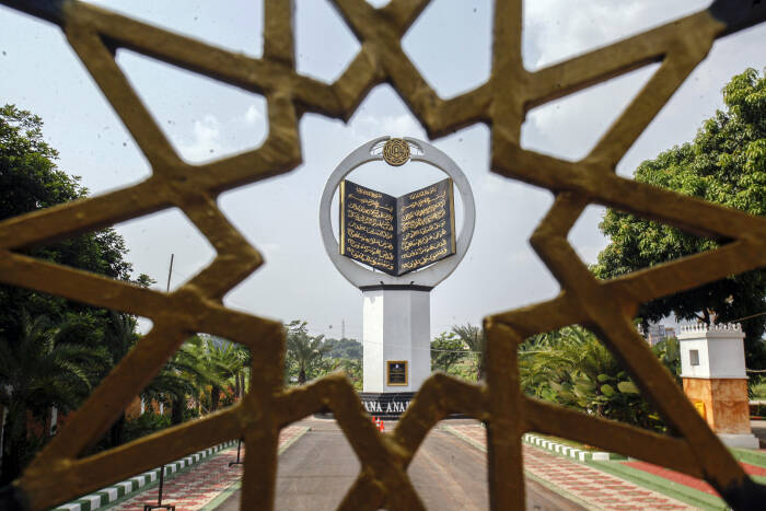 ANTARA FOTO/Yulius Satria Wijaya tugu Al Quran di Masjid Istana Anak Yatim