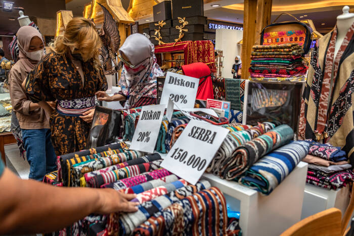 Pengunjung memilih produk fesyen di salah satu stan (ANTARA FOTO/Aji Styawan) Pengunjung memilih produk fesyen di salah satu stan (ANTARA FOTO/Aji Styawan)