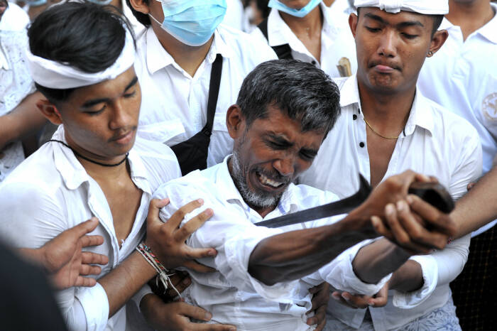 Seorang umat Hindu yang kesurupan menusukkan keris ke tubuhnya (ANTARA FOTO/Fikri Yusuf) Seorang umat Hindu yang kesurupan menusukkan keris ke tubuhnya
