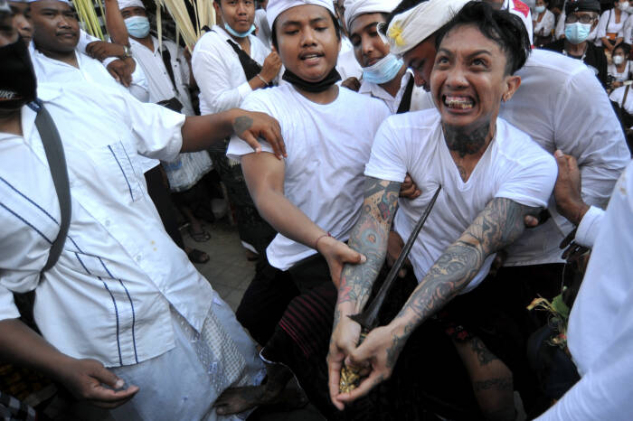 Seorang umat Hindu yang kesurupan menusukkan keris ke tubuhnya (ANTARA FOTO/Fikri Yusuf) Seorang umat Hindu yang kesurupan menusukkan keris ke tubuhnya (ANTARA FOTO/Fikri Yusuf)
