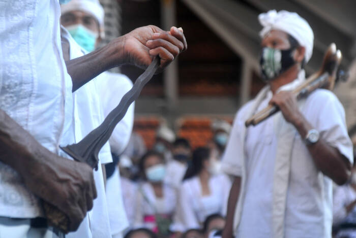 Umat Hindu membawa keris (ANTARA FOTO/Fikri Yusuf) Umat Hindu membawa keris