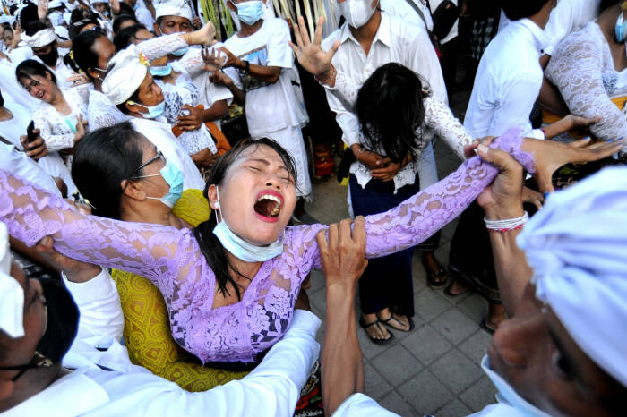 Sejumlah umat Hindu menenangkan warga yang kesurupan (ANTARA FOTO/Fikri Yusuf) Sejumlah umat Hindu menenangkan warga yang kesurupan