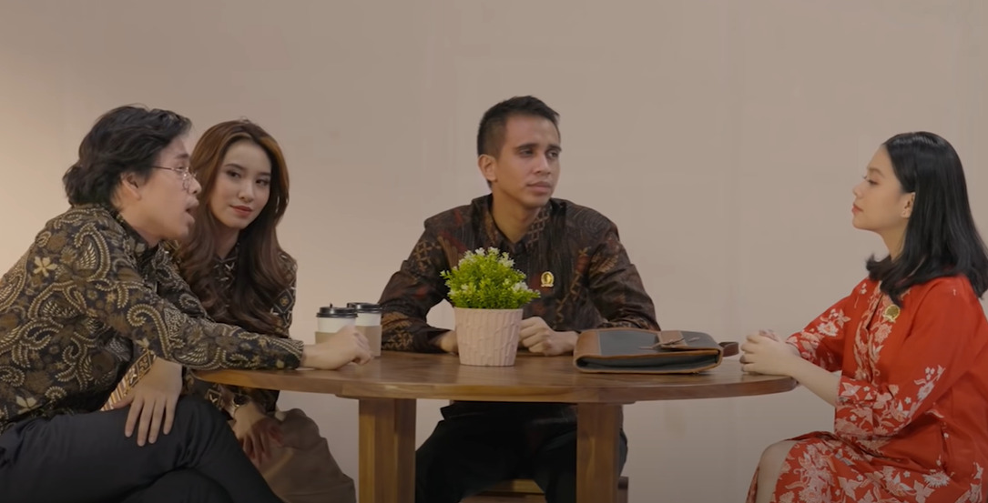 Perbincangan Bu Mawar dengan Pak Juki, Pak Januari, dengan Bu Angel. (photo/SS/Youtube/skinnyindonesian24) Perbincangan Bu Mawar dengan Pak Juki, Pak Januari, dengan Bu Angel.