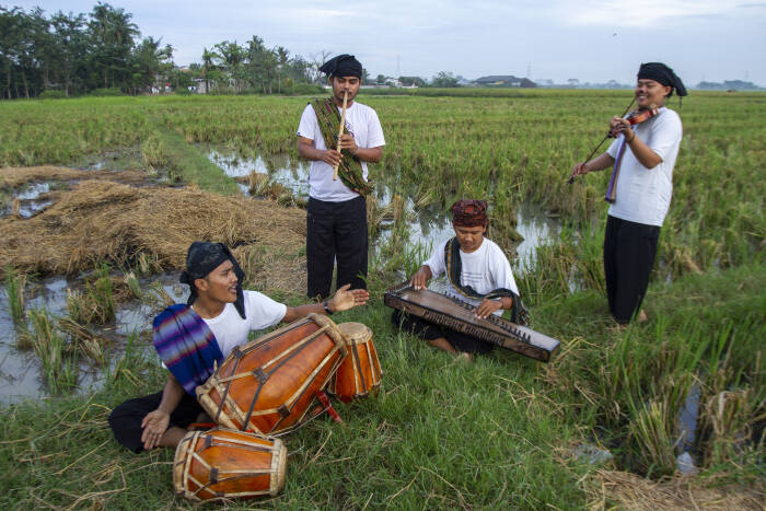 ANTARA FOTO/M Ibnu Chazar Group musik Sadana Art menampilkan pertunjukan musik tradisional secara virtual di Desa Kutagandok