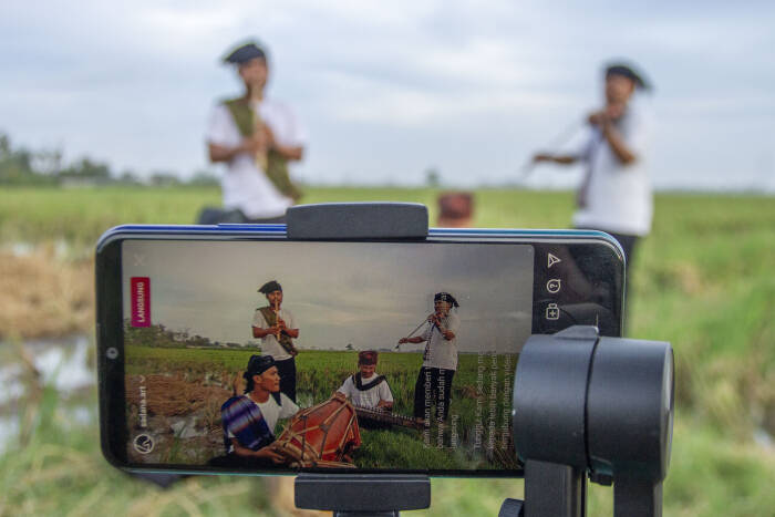 ANTARA FOTO/M Ibnu Chazar Group musik Sadana Art menampilkan pertunjukan musik tradisional secara virtual di Desa Kutagandok