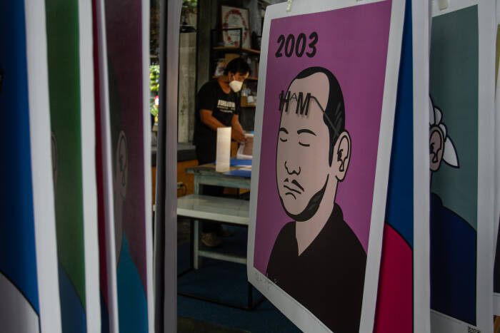 ANTARA FOTO/Hendra Nurdiyansyah Pengunjung melihat karya saat pameran "Memorabilia Wartawan Udin" di Ruang Kolaborasi Antologi