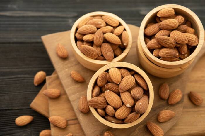 Kacang almond, makanan mengandung sianida (photo/freepik/jcomp) makanan mengandung sianida