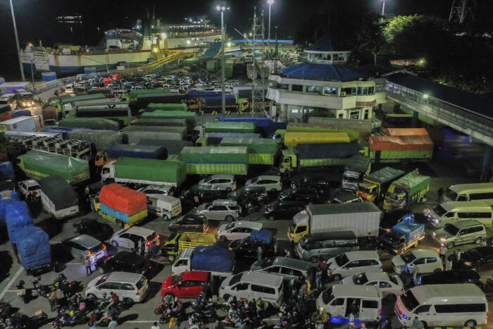 ANTARA FOTO/Galih Pradipta pemudik tujuan Sumatera antre memasuki kapal Roro di Pelabuhan Merak