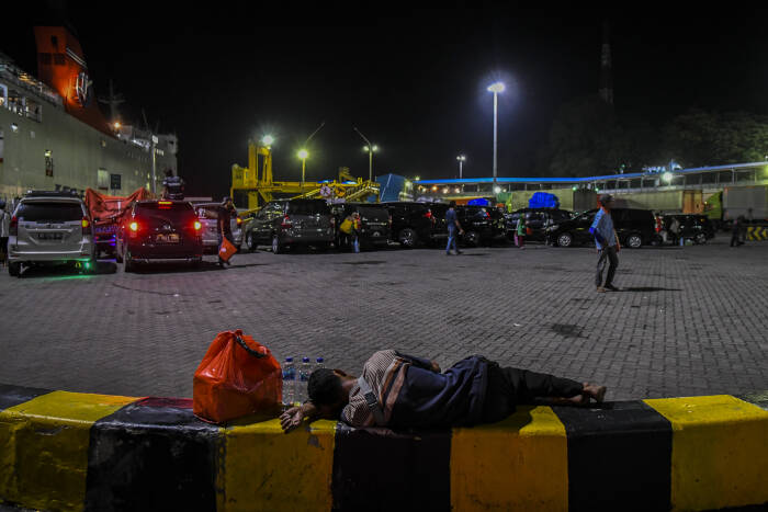 ANTARA FOTO/Galih Pradipta pemudik tujuan Sumatera antre memasuki kapal Roro di Pelabuhan Merak