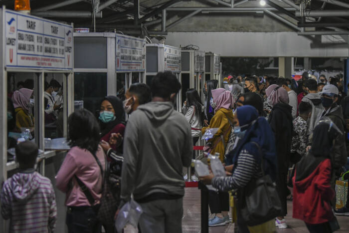 ANTARA FOTO/Galih Pradipta pemudik tujuan Sumatera antre memasuki kapal Roro di Pelabuhan Merak