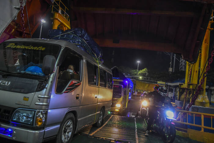 ANTARA FOTO/Galih Pradipta pemudik tujuan Sumatera antre memasuki kapal Roro di Pelabuhan Merak