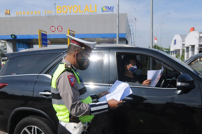 ANTARA FOTO/Aloysius Jarot Nugroho Personel Satlantas Polres Boyolali mengecek surat bebas COVID-19 milik pengemudi mobil pribadi berplat nomor luar kota