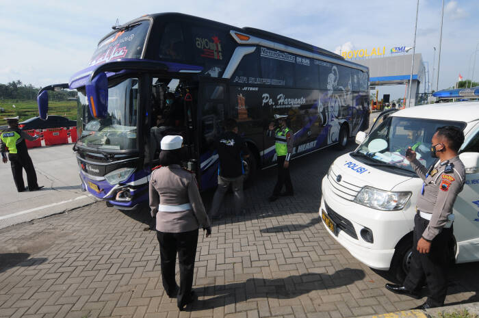 ANTARA FOTO/Aloysius Jarot Nugroho Personel Satlantas Polres Boyolali mengecek surat bebas COVID-19 milik pengemudi mobil pribadi berplat nomor luar kota