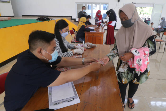 ANTARA FOTO/Prasetia Fauzani Warga terdampak pandemi COVID-19 menerima Santunan Hadapi Bencana Tunai (Sahabat) di Kelurahan Banjarmlati