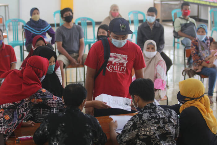ANTARA FOTO/Prasetia Fauzani Warga terdampak pandemi COVID-19 menerima Santunan Hadapi Bencana Tunai (Sahabat) di Kelurahan Banjarmlati