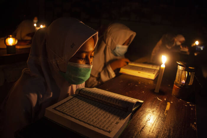 ANTARA FOTO/Maulana Surya Sejumlah santri mengaji Al Quran menggunakan penerangan lilin dan lampu minyak di masjid Pondok Pesantren Baitul Mustofa