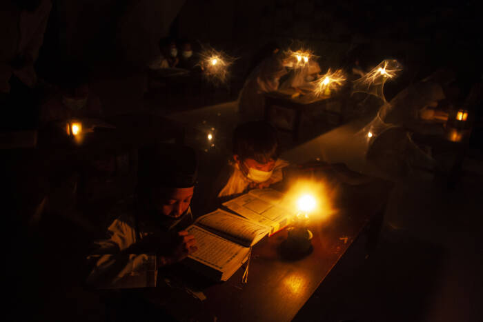ANTARA FOTO/Maulana Surya Sejumlah santri mengaji Al Quran menggunakan penerangan lilin dan lampu minyak di masjid Pondok Pesantren Baitul Mustofa