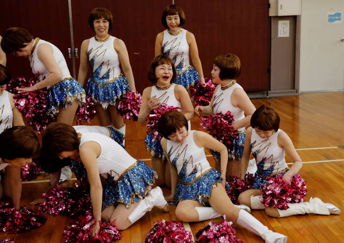 Anggota regu pemandu sorak senior bernama Japan Pom Pom, tertawa setelah berpose untuk foto peringatan (REUTERS/Kim Kyung-Hoon) Anggota regu pemandu sorak senior bernama Japan Pom Pom, tertawa setelah berpose untuk foto peringatan