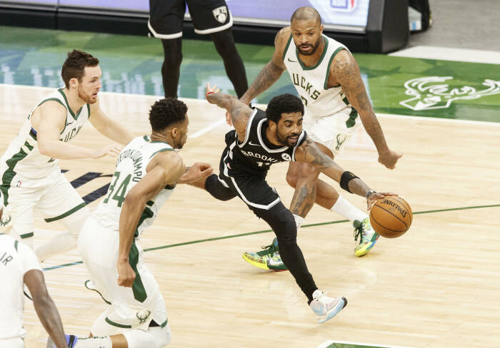 Kyrie Irving dari Brooklyn Nets (11) mengejar bola lepas (REUTERS/Jeff Hanisch) Kyrie Irving dari Brooklyn Nets (11) mengejar bola lepas