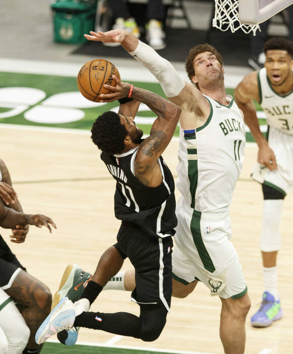 Guard Brooklyn Nets Kyrie Irving (11) melakukan tembakan melawan center Milwaukee Bucks Brook Lopez (11). REUTERS/Jeff Hanisch Guard Brooklyn Nets Kyrie Irving (11) melakukan tembakan melawan center Milwaukee Bucks Brook Lopez (11)