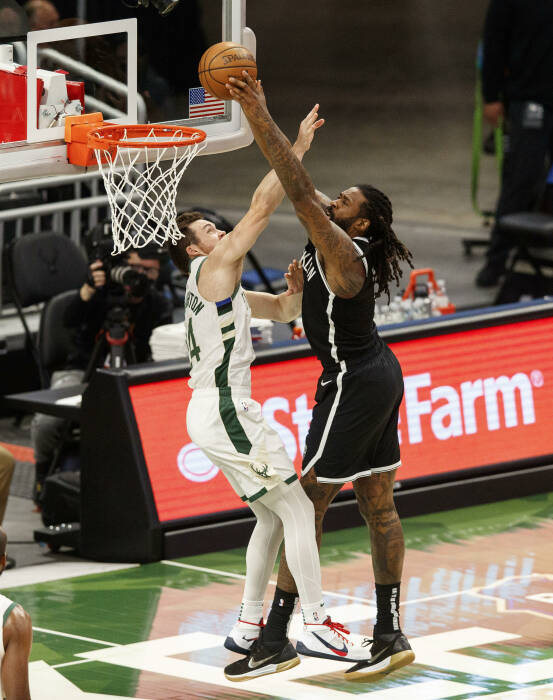 Pemain tengah Brooklyn Nets DeAndre Jordan (6) melakukan tembakan melawan guard Milwaukee Bucks Pat Connaughton (24). REUTERS/Jeff Hanisch Pemain tengah Brooklyn Nets DeAndre Jordan (6) melakukan tembakan melawan guard Milwaukee Bucks Pat Connaughton (24)