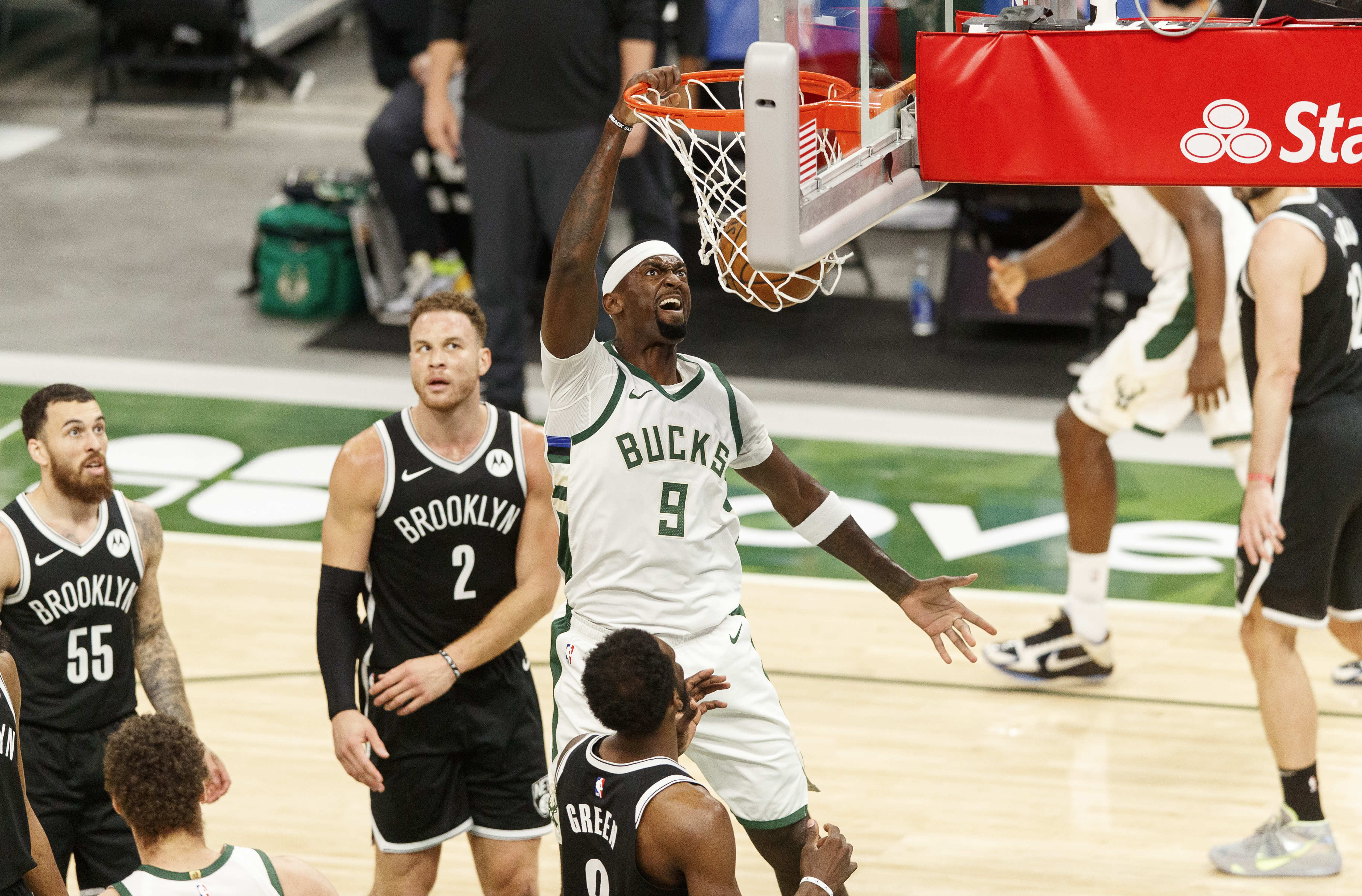 Penyerang Milwaukee Bucks, Bobby Portis (9) melakukan dunks (REUTERS/Jeff Hanisch) Penyerang Milwaukee Bucks, Bobby Portis (9) melakukan dunks (REUTERS/Jeff Hanisch)
