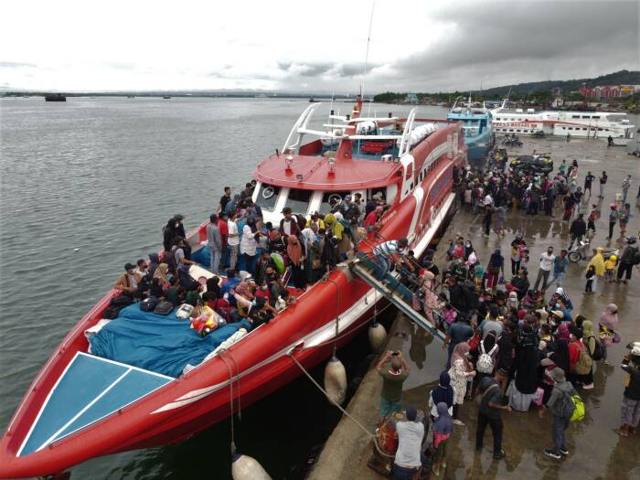 ANTARA FOTO/Jojon Antrean pemudik menaiki kapal cepat tujuan Kota Baubau memadati Pelabuhan Nusantara Kendari