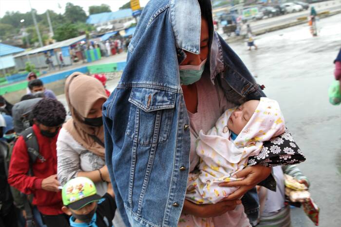 ANTARA FOTO/Jojon Antrean pemudik menaiki kapal cepat tujuan Kota Baubau memadati Pelabuhan Nusantara Kendari