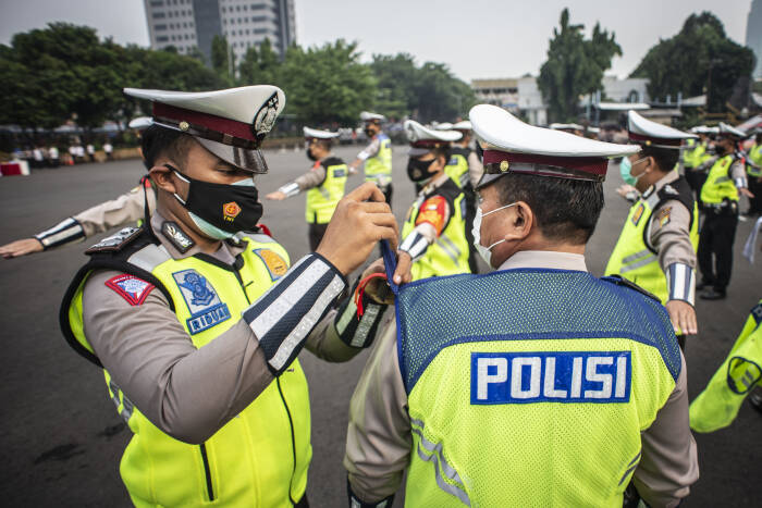 Sejumlah Polisi Lalu Lintas Wanita mengikuti apel Gelar Pasukan Operasi Ketupat Jaya 2021 (ANTARA FOTO/Aprillio Akbar) Sejumlah Polisi Lalu Lintas Wanita mengikuti apel Gelar Pasukan Operasi Ketupat Jaya 2021 (ANTARA FOTO/Aprillio Akbar)