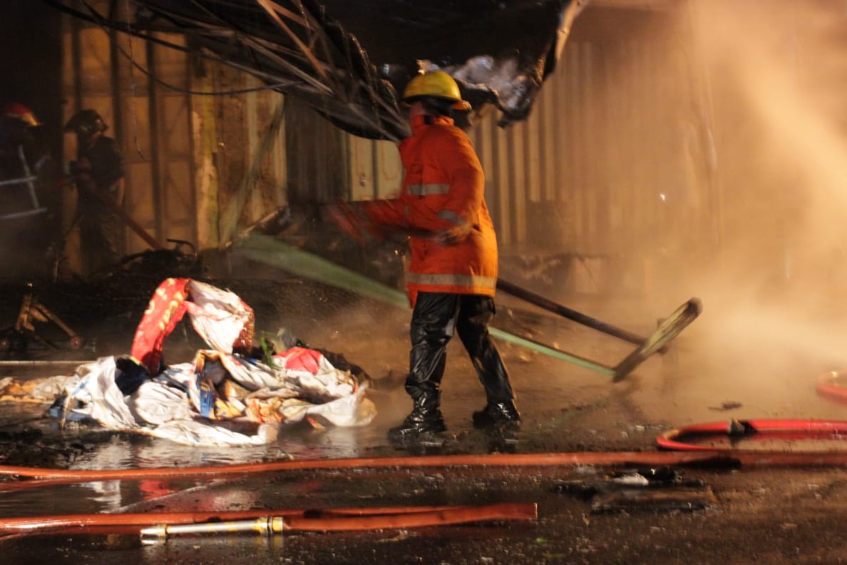 Sejumlah petugas kebakaran Kota Medan berusaha menjinakkan api yang membakar toko mebel di Jalan Brigjend Zein Hamid Medan, Rabu (5/5) dini hari. / PFI Medan / Indozone.id / Raden Armand. Sejumlah petugas kebakaran Kota Medan berusaha menjinakkan api yang membakar toko mebel di Jalan Brigjend Zein Hamid Medan, Rabu (5/5) dini hari. / PFI Medan / Indozone.id / Raden Armand