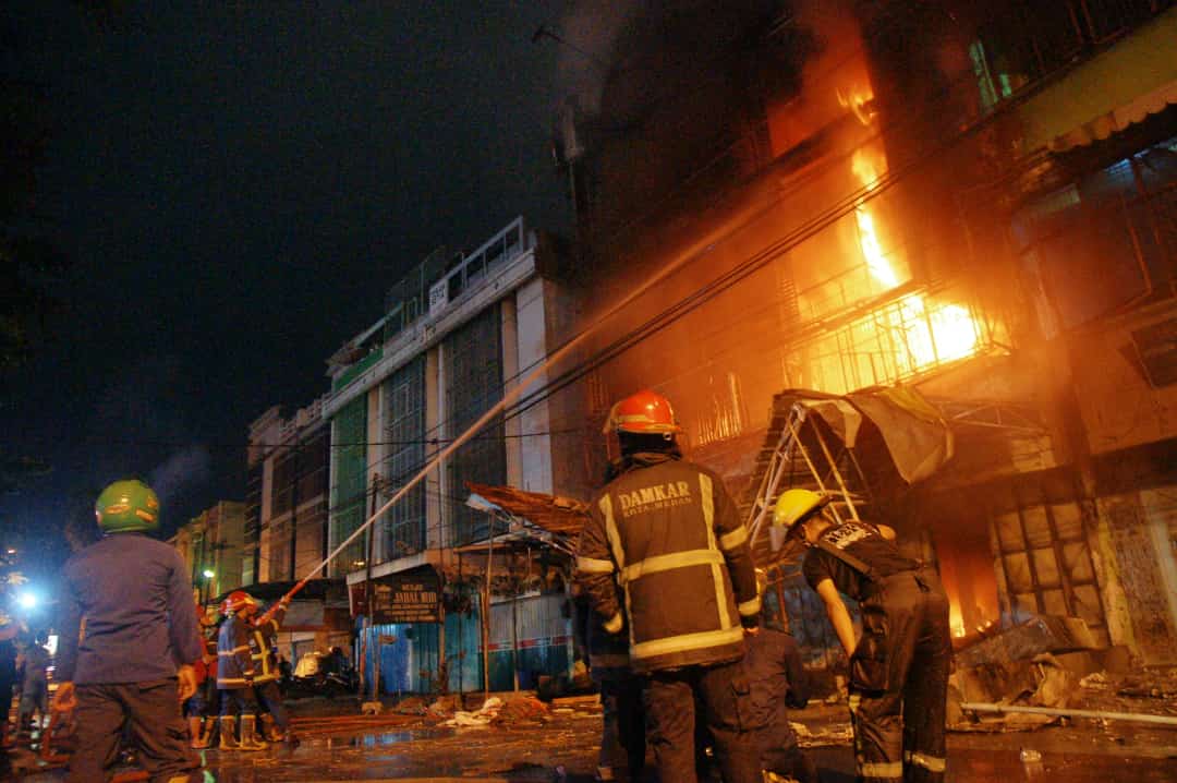 Sejumlah petugas kebakaran Kota Medan berusaha menjinakkan api yang membakar toko mebel di Jalan Brigjend Zein Hamid Medan, Rabu (5/5) dini hari. / PFI Medan / Indozone.id / Raden Armand Sejumlah petugas kebakaran Kota Medan berusaha menjinakkan api yang membakar toko mebel di Jalan Brigjend Zein Hamid Medan, Rabu (5/5) dini hari. / PFI Medan / Indozone.id / Raden Armand