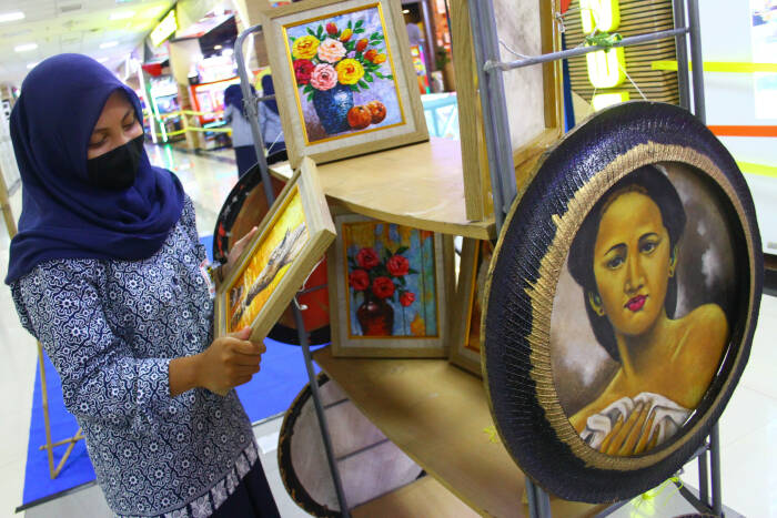 ANTARA FOTO/Ari Bowo Sucipto Pengunjung melihat lukisan yang dipajang dalam pameran amal bertajuk "Sesep Do Dolan" di Malang
