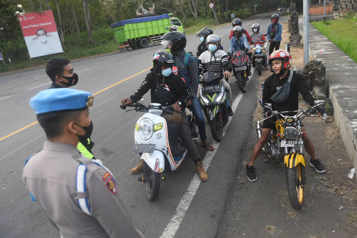 Polisi menghentikan para pengendara motor yang hendak menyeberang ke Jawa karena tidak melengkapi diri dengan surat izin khusus (ANTARA FOTO/Nyoman Budhiana) Polisi menghentikan para pengendara motor yang hendak menyeberang ke Jawa karena tidak melengkapi diri dengan surat izin khusus (ANTARA FOTO/Nyoman Budhiana)