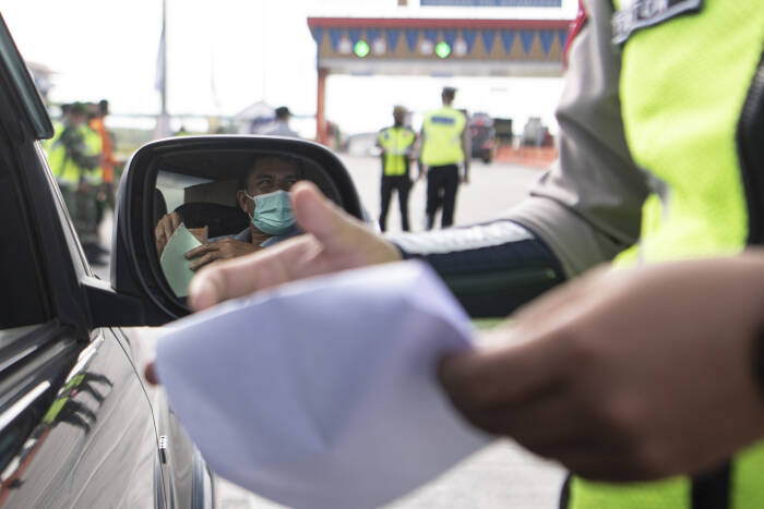 ANTARA FOTO/Nova Wahyudi Petugas Polresta Ogan Ilir (OI) memeriksa kendaraan yang melintas di pintu Tol Keramasan di Desa Ibul Besar III