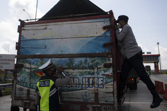 ANTARA FOTO/Nova Wahyudi Petugas Polresta Ogan Ilir (OI) memeriksa kendaraan yang melintas di pintu Tol Keramasan di Desa Ibul Besar III