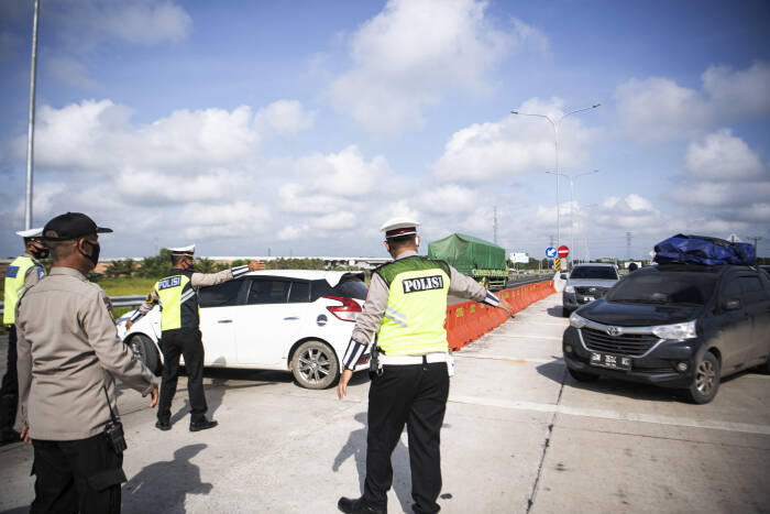 ANTARA FOTO/Nova Wahyudi Petugas Polresta Ogan Ilir (OI) memeriksa kendaraan yang melintas di pintu Tol Keramasan di Desa Ibul Besar III