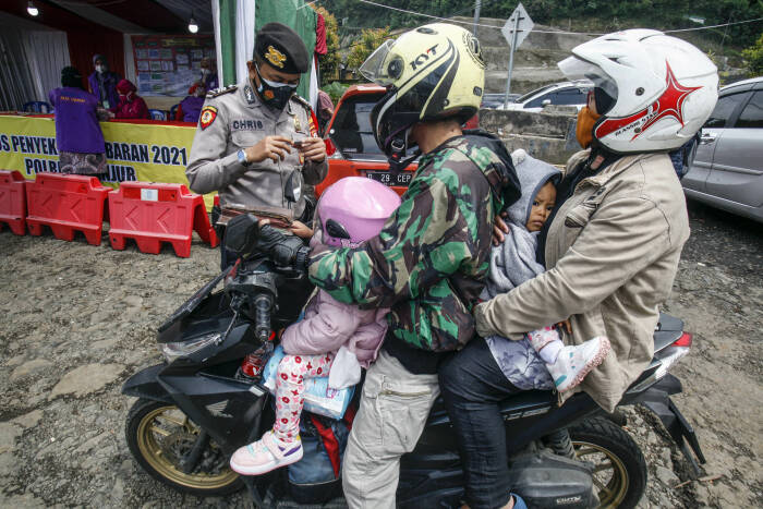 ANTARA FOTO/Yulius Satria Wijaya Polisi memeriksa kendaraan warga di perbatasan Cianjur dan Bogor