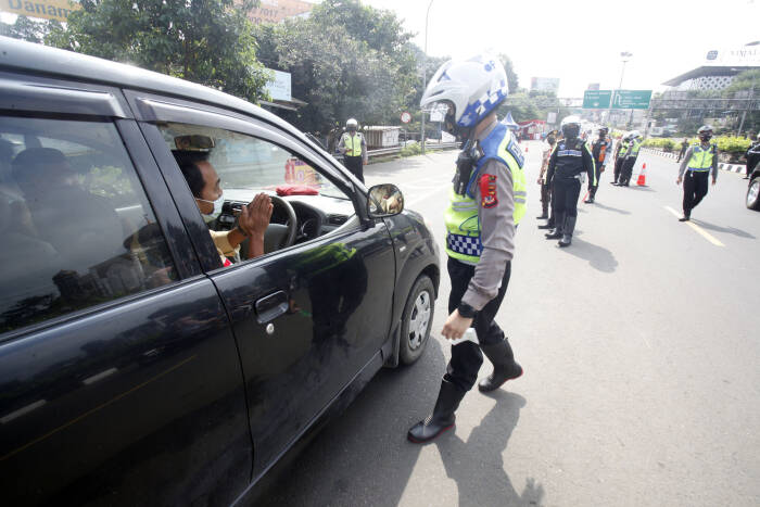 ANTARA FOTO/Yulius Satria Wijaya Polisi memeriksa kendaraan warga di perbatasan Cianjur dan Bogor