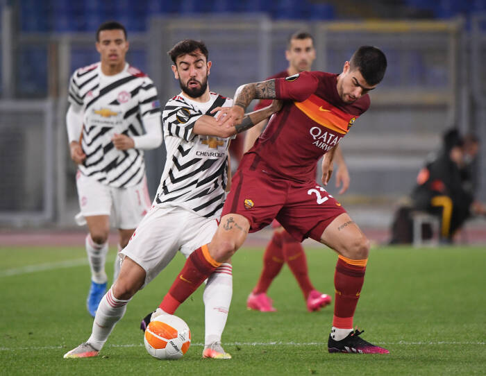 Bruno Fernandes dari Manchester United beraksi dengan Gianluca Mancini dari AS Roma (REUTERS/Alberto Lingria) Bruno Fernandes dari Manchester United beraksi dengan Gianluca Mancini dari AS Roma