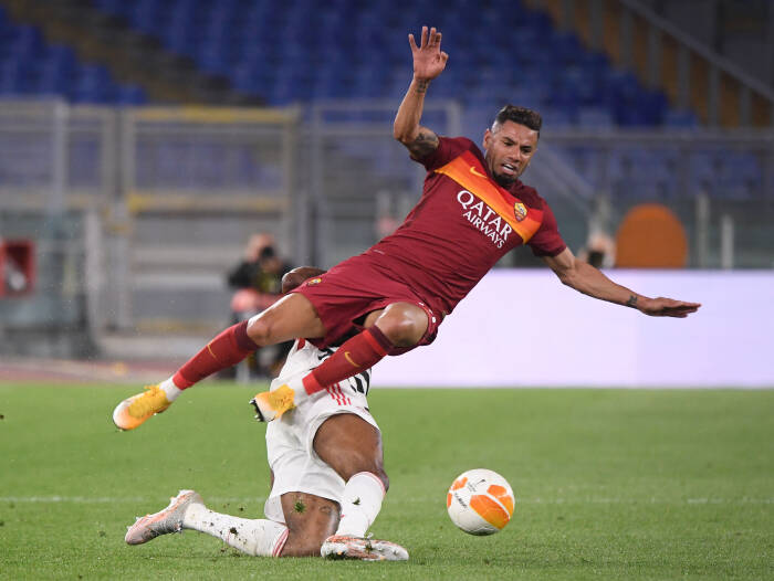 Bruno Peres dari AS Roma beraksi dengan Aaron Wan-Bissaka dari Manchester United (REUTERS/Alberto Lingria) Bruno Peres dari AS Roma beraksi dengan Aaron Wan-Bissaka dari Manchester United