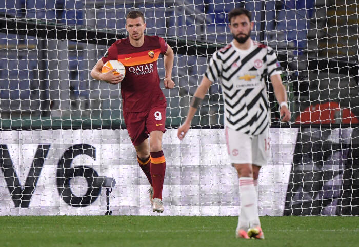 Edin Dzeko dari AS Roma merayakan gol pertama mereka (REUTERS/Alberto Lingria) Edin Dzeko dari AS Roma merayakan gol pertama mereka