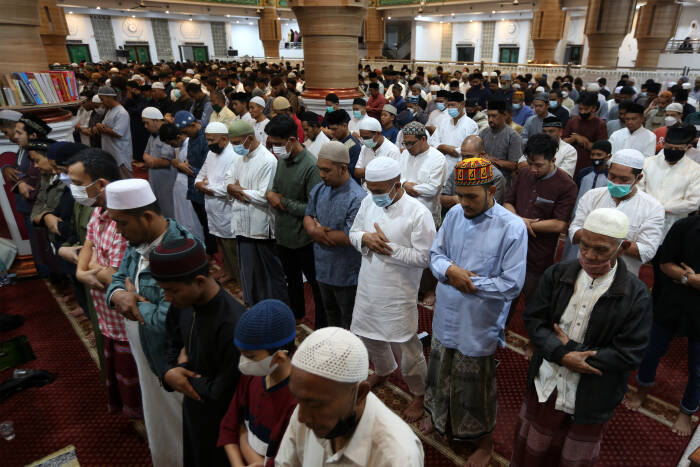 ANTARA FOTO/Irwansyah Putra Umat muslim melaksanakan shalat malam (qiyamullail) berjamaah di Masjid Agung Al-Makmur
