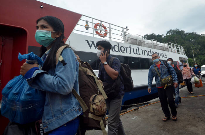 Penumpang membawa barang-barangnya turun dari Kapal Cepat Mentawai Fast (ANTARA FOTO/Iggoy el Fitra) Penumpang membawa barang-barangnya turun dari Kapal Cepat Mentawai Fast (ANTARA FOTO/Iggoy el Fitra)