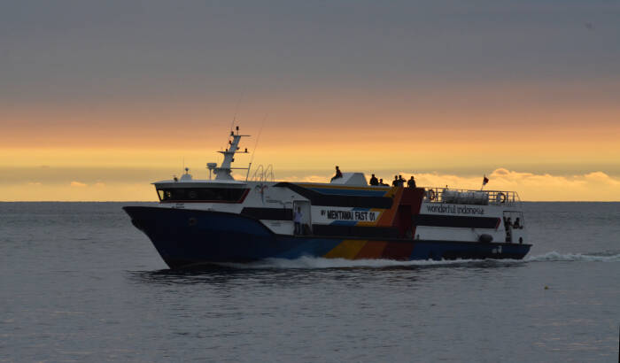 Kapal Cepat Mentawai Fast menjelang bersandar di Pelabuhan Muara (ANTARA FOTO/Iggoy el Fitra) Kapal Cepat Mentawai Fast menjelang bersandar di Pelabuhan Muara