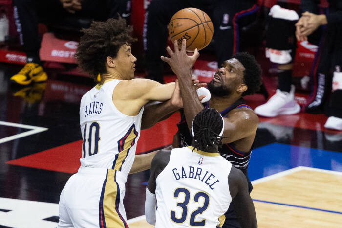 Center Philadelphia 76ers Joel Embiid (21) dilanggar saat melakukan tembakan melawan center New Orleans Pelicans Jaxson Hayes (10) dan penyerang Wenyen Gabriel (32). REUTERS/Bill Streicher Center Philadelphia 76ers Joel Embiid (21) dilanggar saat melakukan tembakan melawan center New Orleans Pelicans Jaxson Hayes (10) dan penyerang Wenyen Gabriel (32)